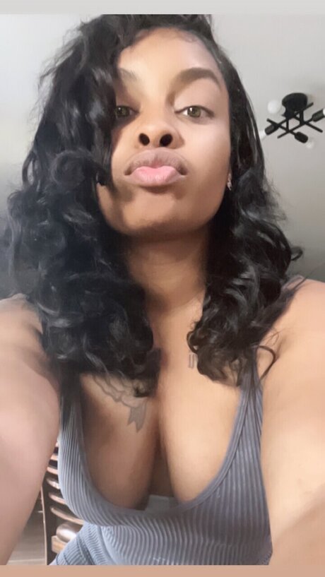 Nacktes geleaktes OnlyFans-Foto von Lola Skye