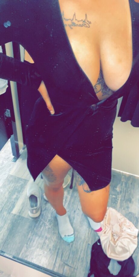Nacktes geleaktes OnlyFans-Foto von Honey