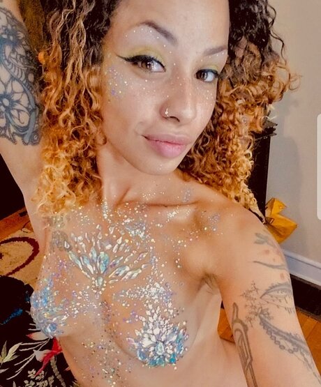 Nacktes geleaktes OnlyFans-Foto von Honey Love