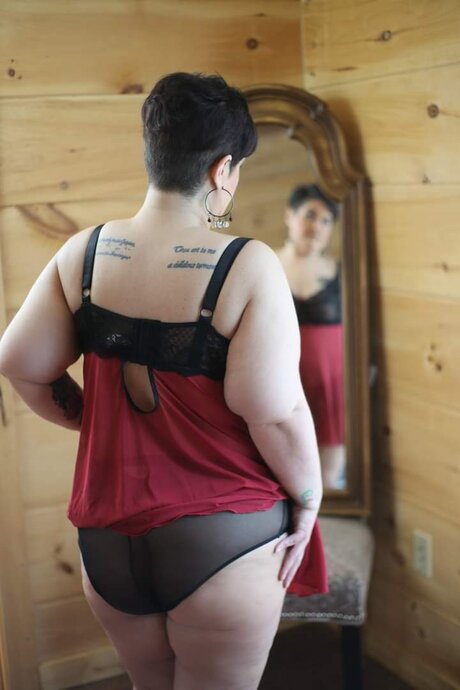 Nacktes geleaktes OnlyFans-Foto von Buxom Booty