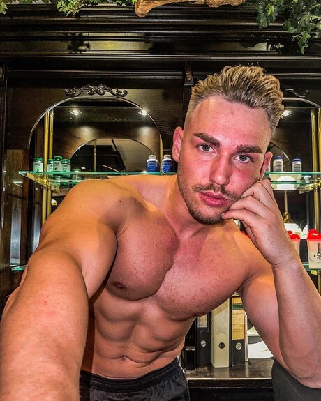 Nacktes geleaktes OnlyFans-Foto von Adam
