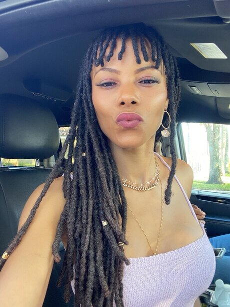Nacktes geleaktes OnlyFans-Foto von Divine