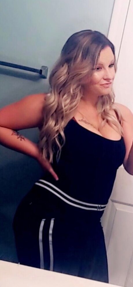 Nacktes geleaktes OnlyFans-Foto von Nikki