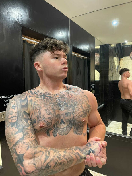 Nacktes geleaktes OnlyFans-Foto von Brad Tattooed