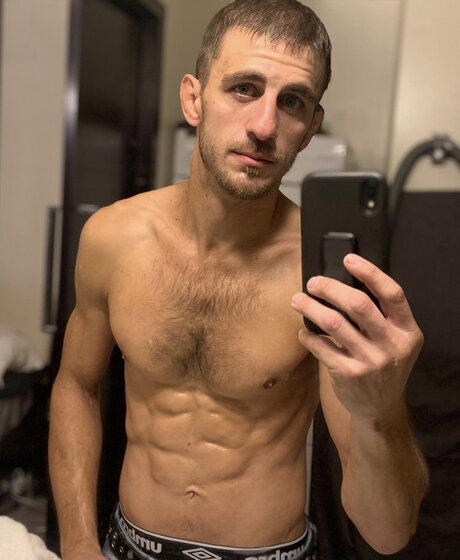 Nacktes geleaktes OnlyFans-Foto von Ramon Brzko