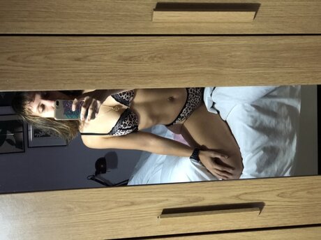 Nacktes geleaktes OnlyFans-Foto von Hazelmere