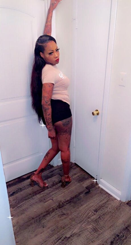Nacktes geleaktes OnlyFans-Foto von Honey Savon