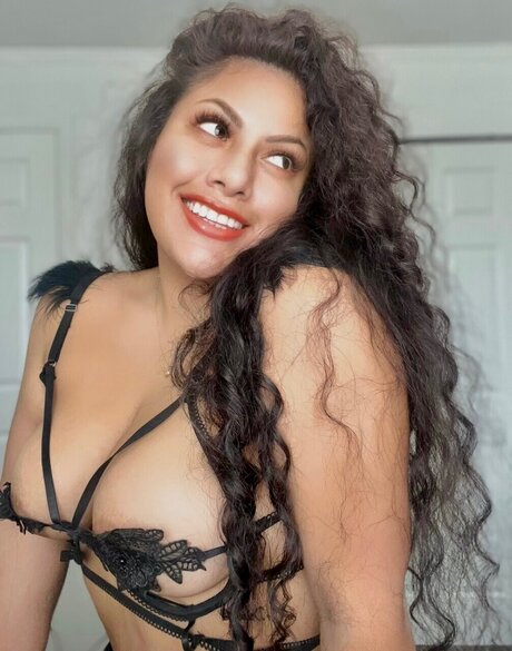 Nacktes geleaktes OnlyFans-Foto von Latina Curls