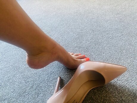 Nacktes geleaktes OnlyFans-Foto von Alicesfeetandabitmore