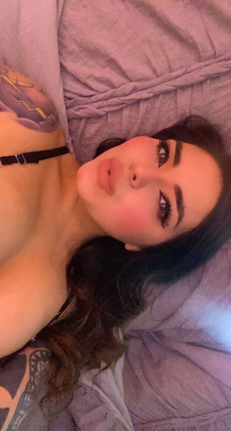 Nacktes geleaktes OnlyFans-Foto von Hazel Mami