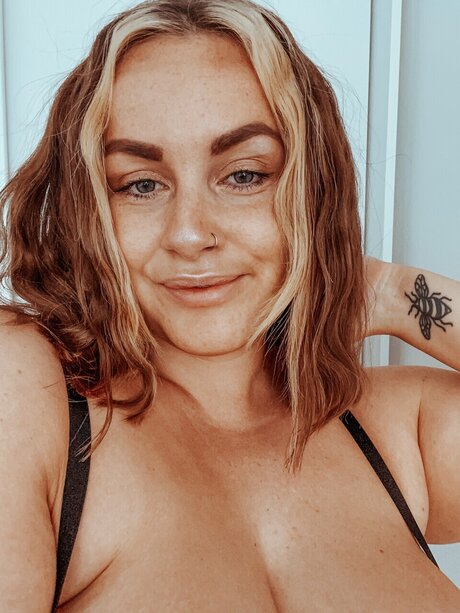 Nacktes geleaktes OnlyFans-Foto von Sisi 