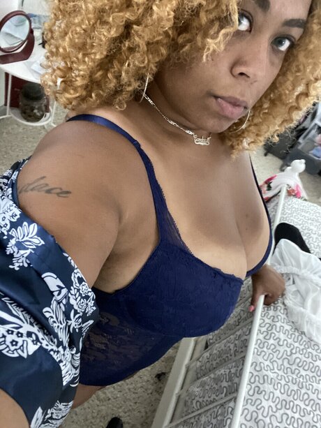 Nacktes geleaktes OnlyFans-Foto von Curvy Carey