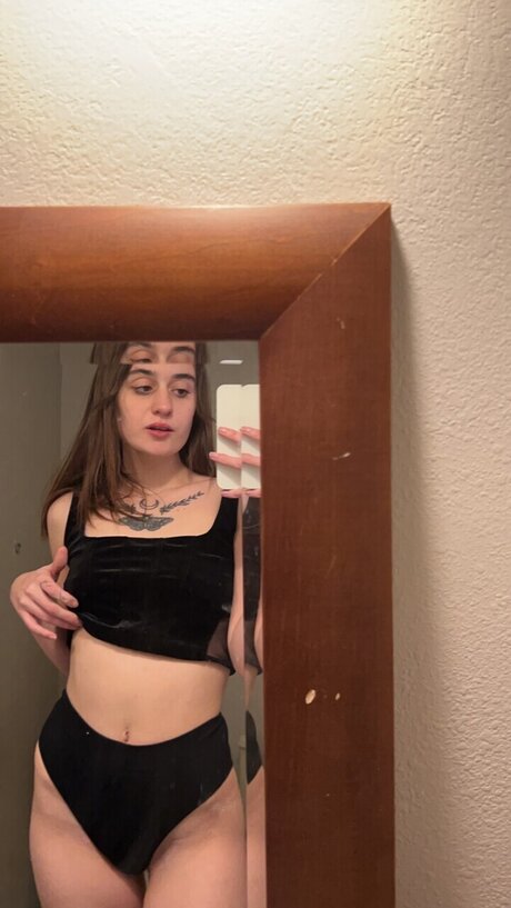 Nacktes geleaktes OnlyFans-Foto von Elyse