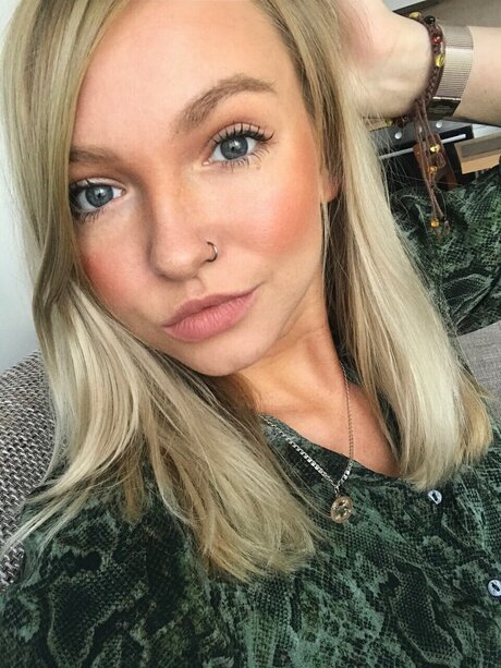 Nacktes geleaktes OnlyFans-Foto von Alice In Wonderland