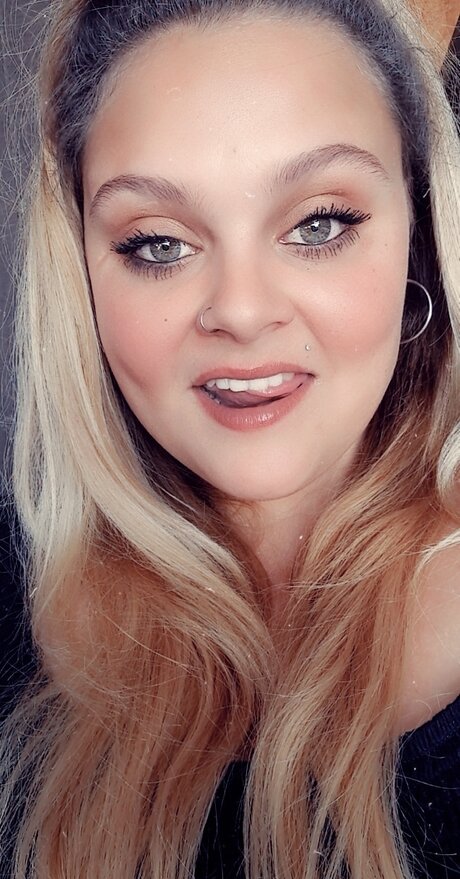 Nacktes geleaktes OnlyFans-Foto von Baby Mama