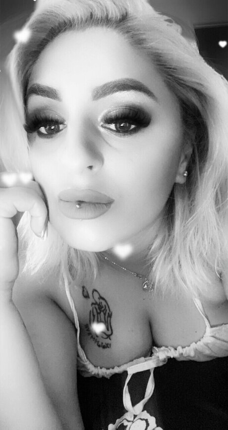 Nacktes geleaktes OnlyFans-Foto von Adelina
