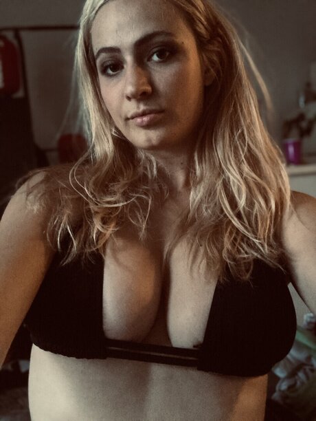 Nacktes geleaktes OnlyFans-Foto von Rain