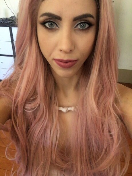 Nacktes geleaktes OnlyFans-Foto von Dennisse Lynne