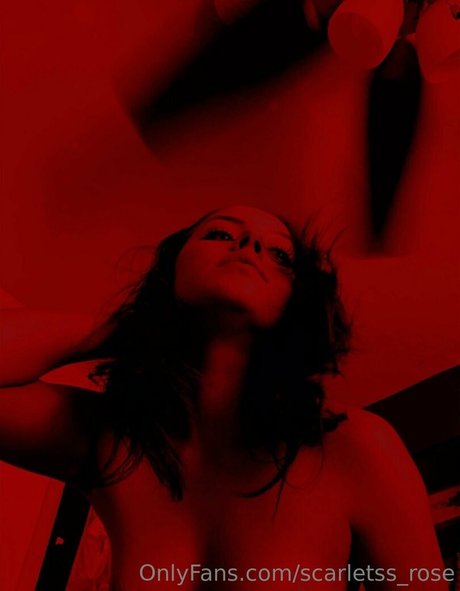 Nacktes geleaktes OnlyFans-Foto von Scarletssrose