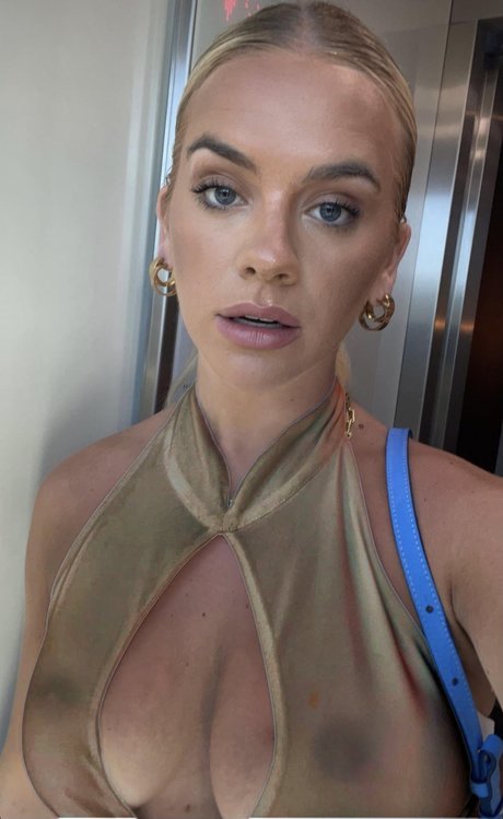 Nacktes geleaktes OnlyFans-Foto von Grace Beverley