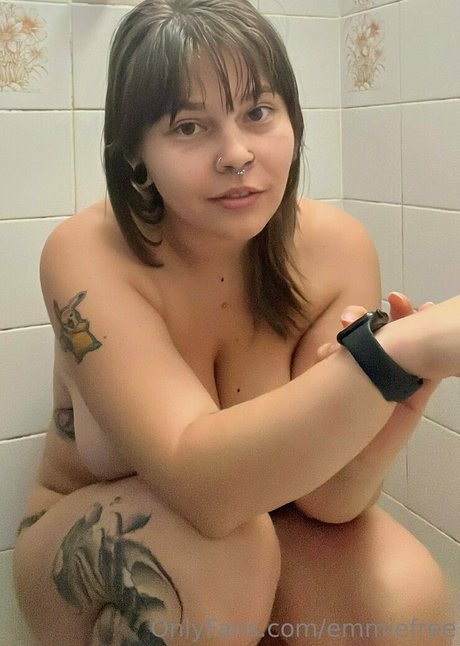 Nacktes geleaktes OnlyFans-Foto von Emmiefree