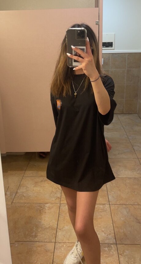 Nacktes geleaktes OnlyFans-Foto von Adrianna