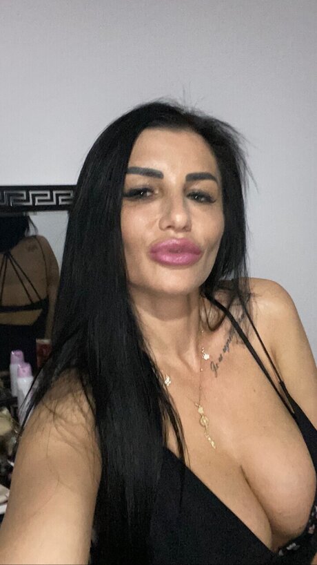 Nacktes geleaktes OnlyFans-Foto von Your Desiree
