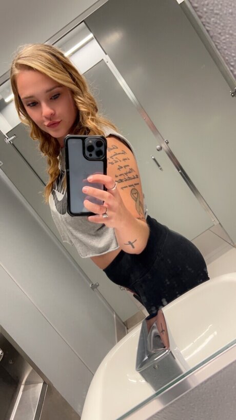 Nacktes geleaktes OnlyFans-Foto von Ashley Kapalka