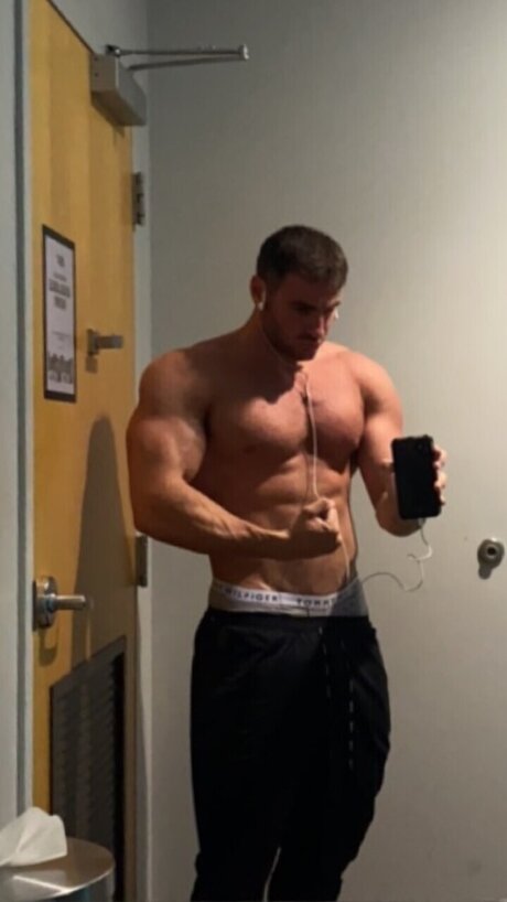 Nacktes geleaktes OnlyFans-Foto von Charles Keating