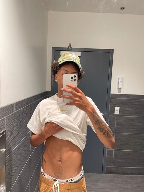 Nacktes geleaktes OnlyFans-Foto von Yunggkng