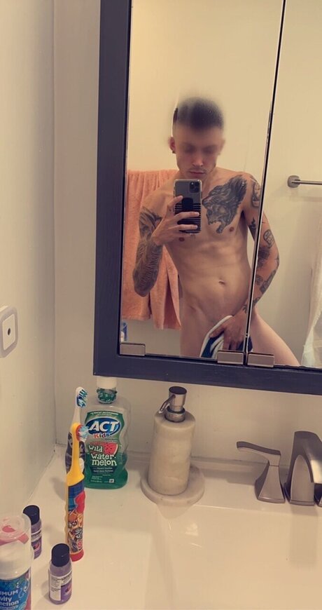 Nacktes geleaktes OnlyFans-Foto von Captain Hook 