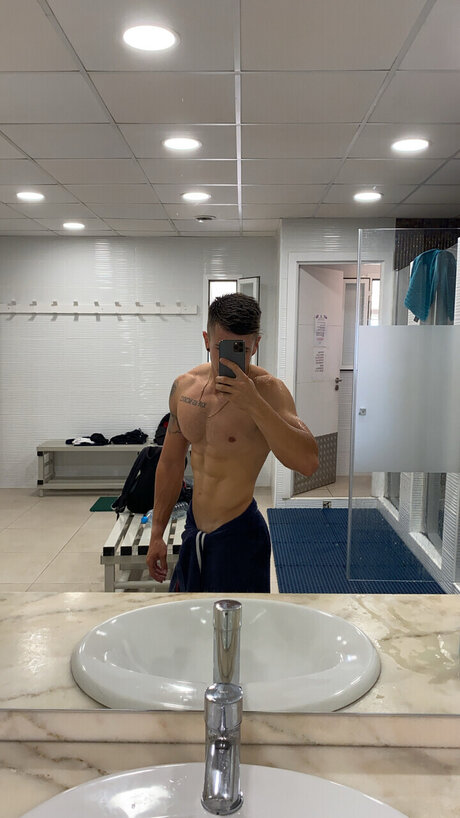Nacktes geleaktes OnlyFans-Foto von Adrian