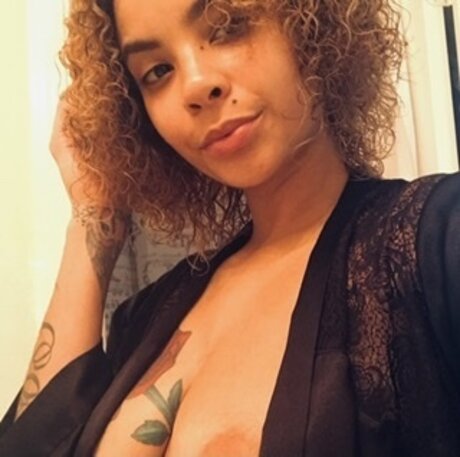 Nacktes geleaktes OnlyFans-Foto von Aphroditebre