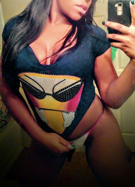 Nacktes geleaktes OnlyFans-Foto von Golden Chocolate Masquerade