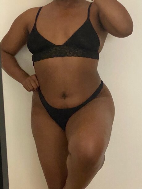 Nacktes geleaktes OnlyFans-Foto von Black Hottie Desires 