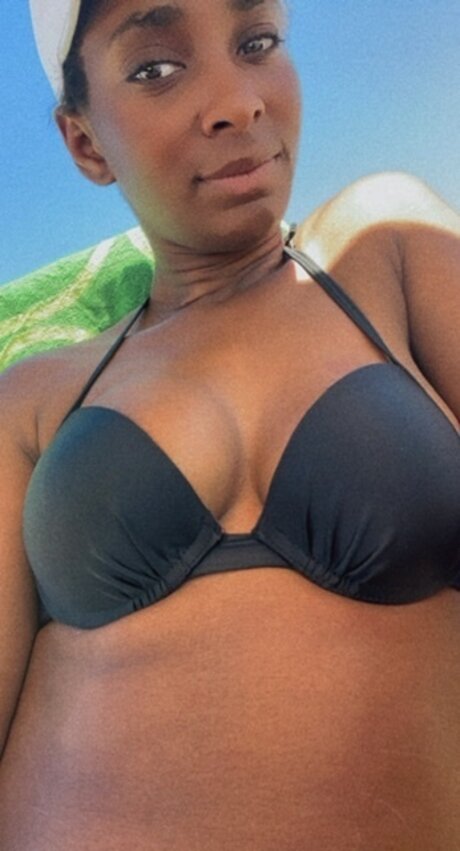 Nacktes geleaktes OnlyFans-Foto von Kelliebeann