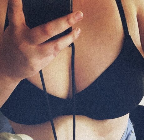 Nacktes geleaktes OnlyFans-Foto von Miaubooooooobs