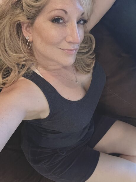 Nacktes geleaktes OnlyFans-Foto von Yourneighborhoodmom