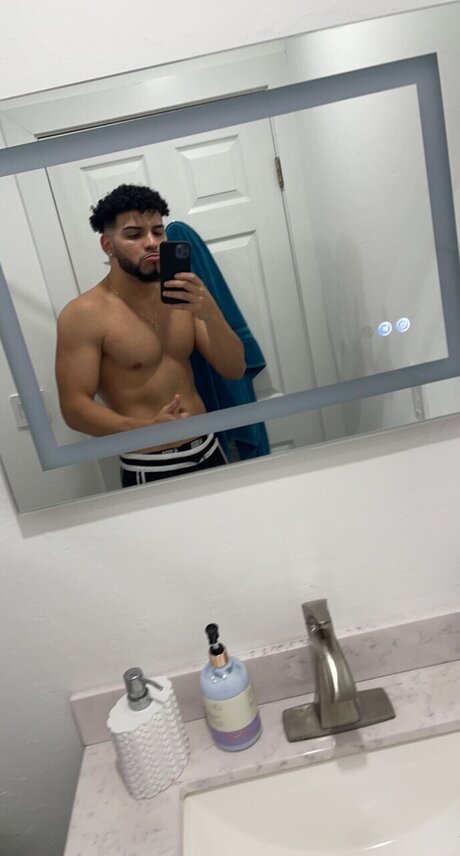 Nacktes geleaktes OnlyFans-Foto von Theletojr123