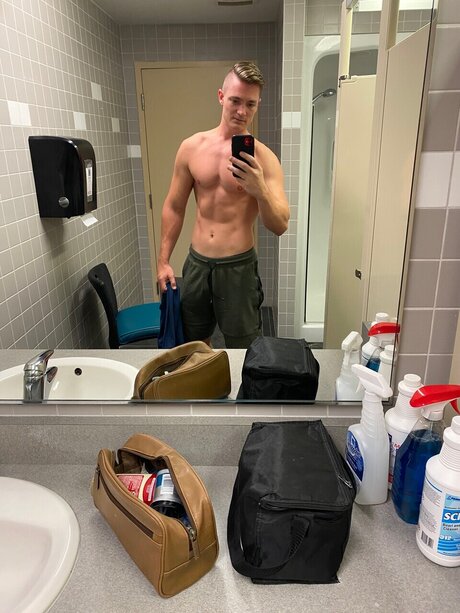 Nacktes geleaktes OnlyFans-Foto von Lance Maxwell