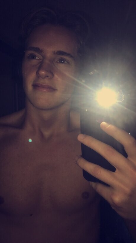 Nacktes geleaktes OnlyFans-Foto von Clark