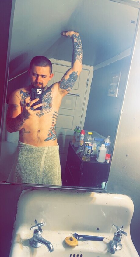 Nacktes geleaktes OnlyFans-Foto von Tatteddaddy