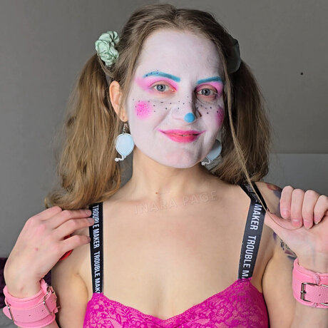 Nacktes geleaktes OnlyFans-Foto von Inara Page Aka Squishy The Clown Girl