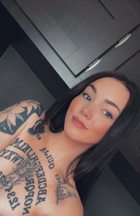 Nacktes geleaktes OnlyFans-Foto von Avrie