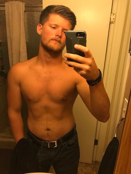 Nacktes geleaktes OnlyFans-Foto von Tyler Austin