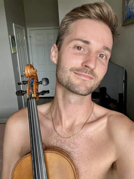 Nacktes geleaktes OnlyFans-Foto von A Naked Violinist