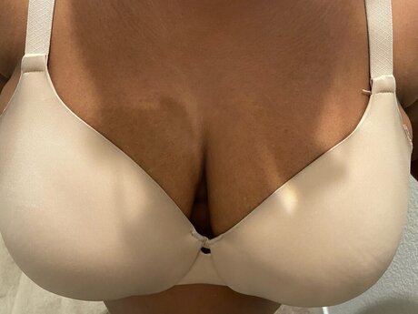 Nacktes geleaktes OnlyFans-Foto von Alena Desire