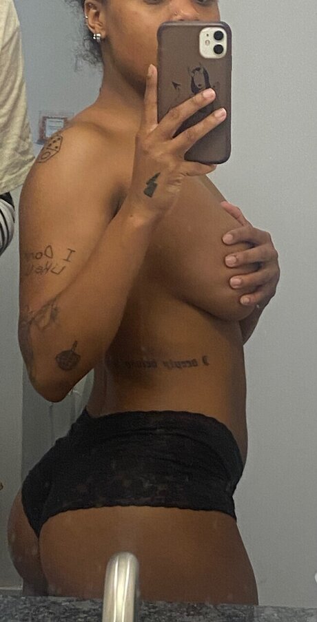 Nacktes geleaktes OnlyFans-Foto von Vae