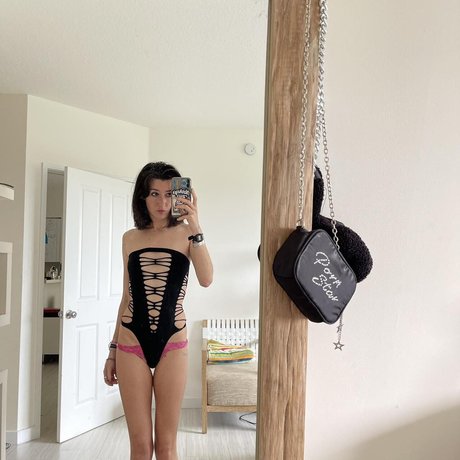 Nacktes geleaktes OnlyFans-Foto von Anne Frank