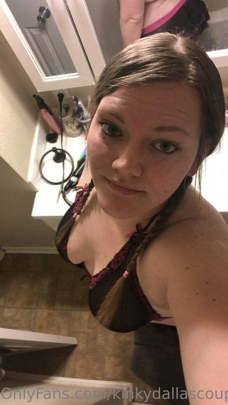 Nacktes geleaktes OnlyFans-Foto von Kinkydallascouple